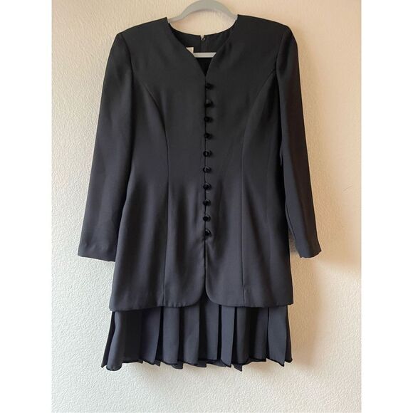 Vintage women’s black suit dress with pleating size 6 p - Picture 2 of 6